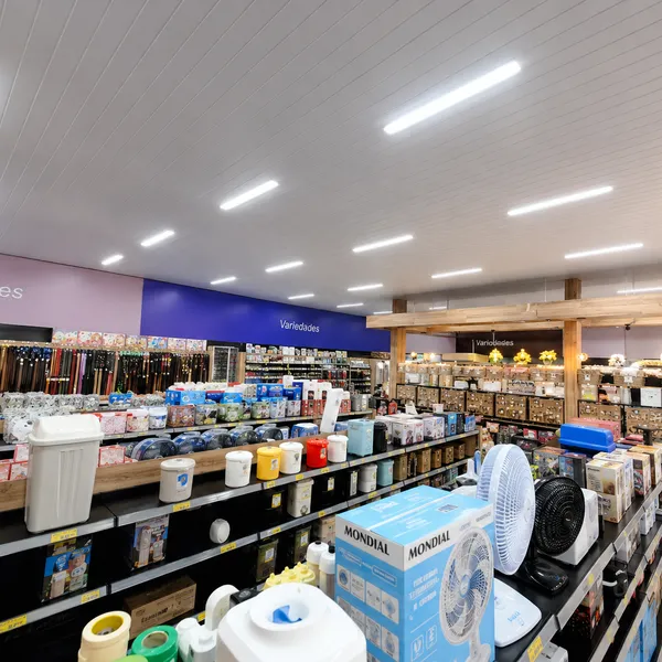 Setor de variedades da Freitas Home Center com utilidades domésticas e ventiladores