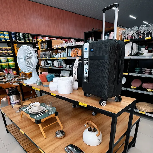 Mesa de utilidades para casa com mala, chaleira e ventilador na Freitas Home Center