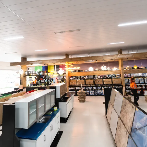 Armários, pisos e lustres expostos na Freitas Home Center