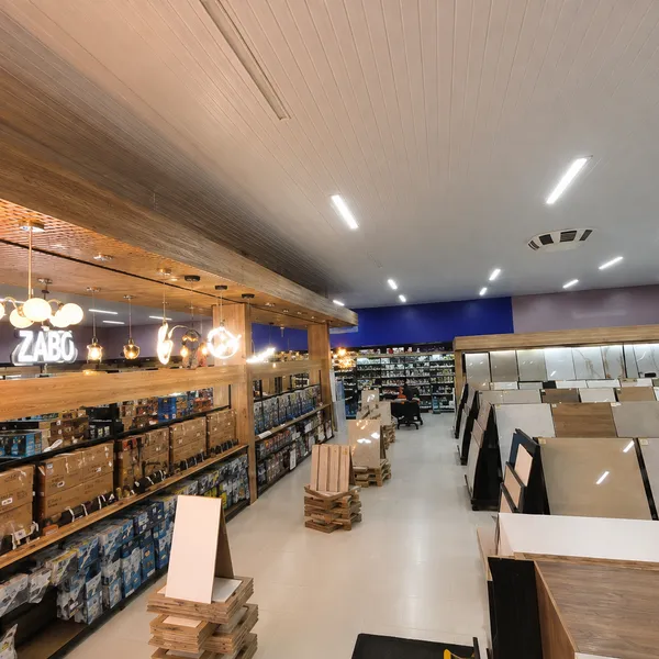 Expositores de porcelanato e luminárias na Freitas Home Center