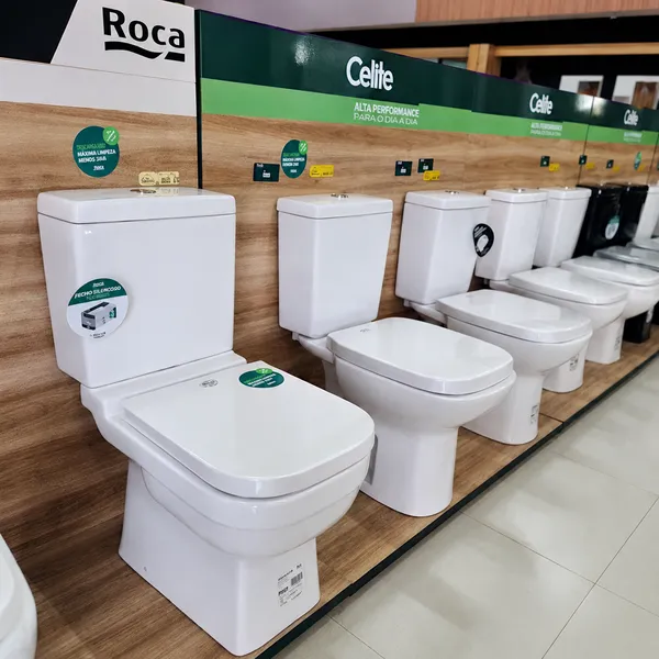 Louças sanitárias Roca e Celite expostas na Freitas Home Center