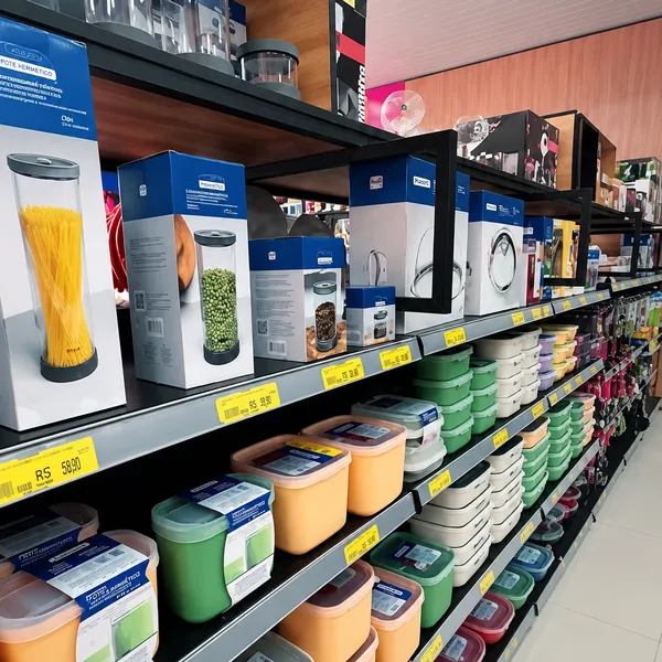 Prateleira de potes e utensílios de cozinha na Freitas Home Center
